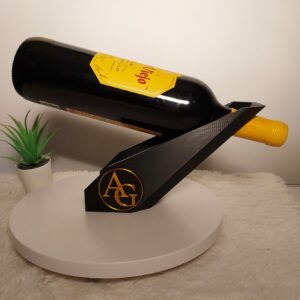 Personalisierter 3D-gedruckter Weinhalter mit Initialen in Gold
