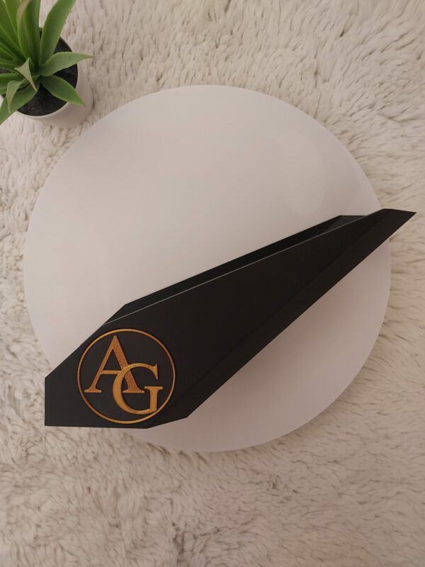 Personalisierter 3D-gedruckter Weinhalter mit Initialen in Gold