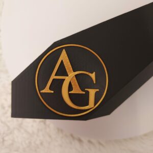 Personalisierter 3D-gedruckter Weinhalter mit Initialen in Gold