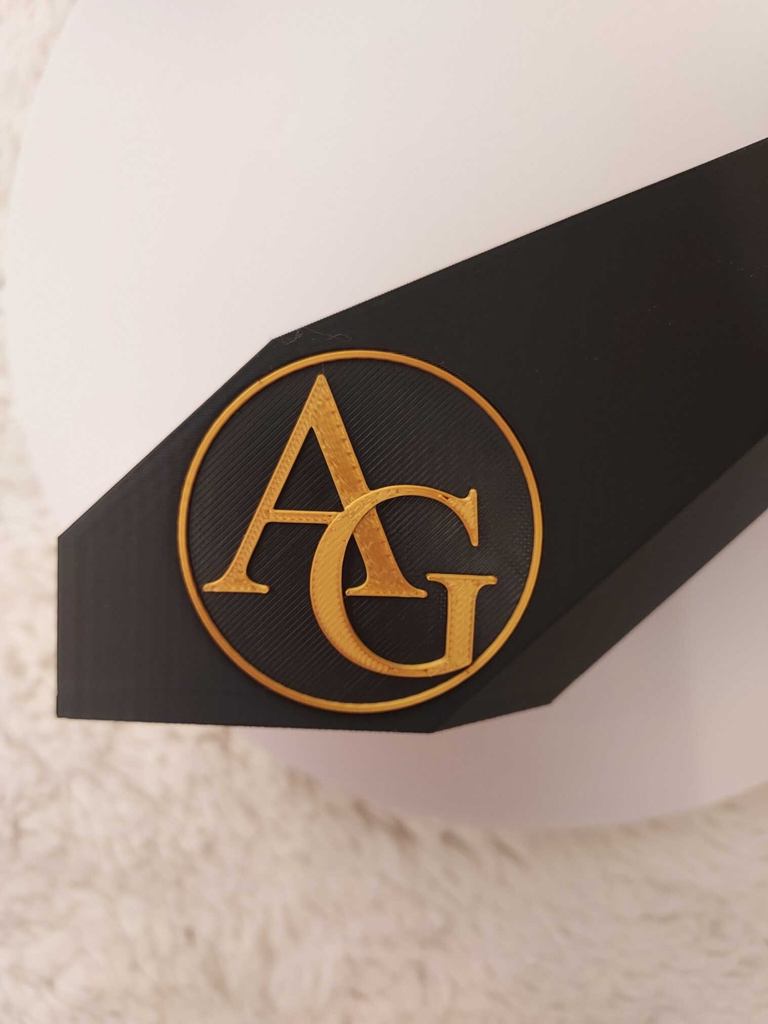 Personalisierter 3D-gedruckter Weinhalter mit Initialen in Gold