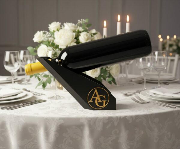 R.J.-Winholder-Weinhalter-mit-Initialen-in-Gold-personalisiert-Gedeckter-Tisch1