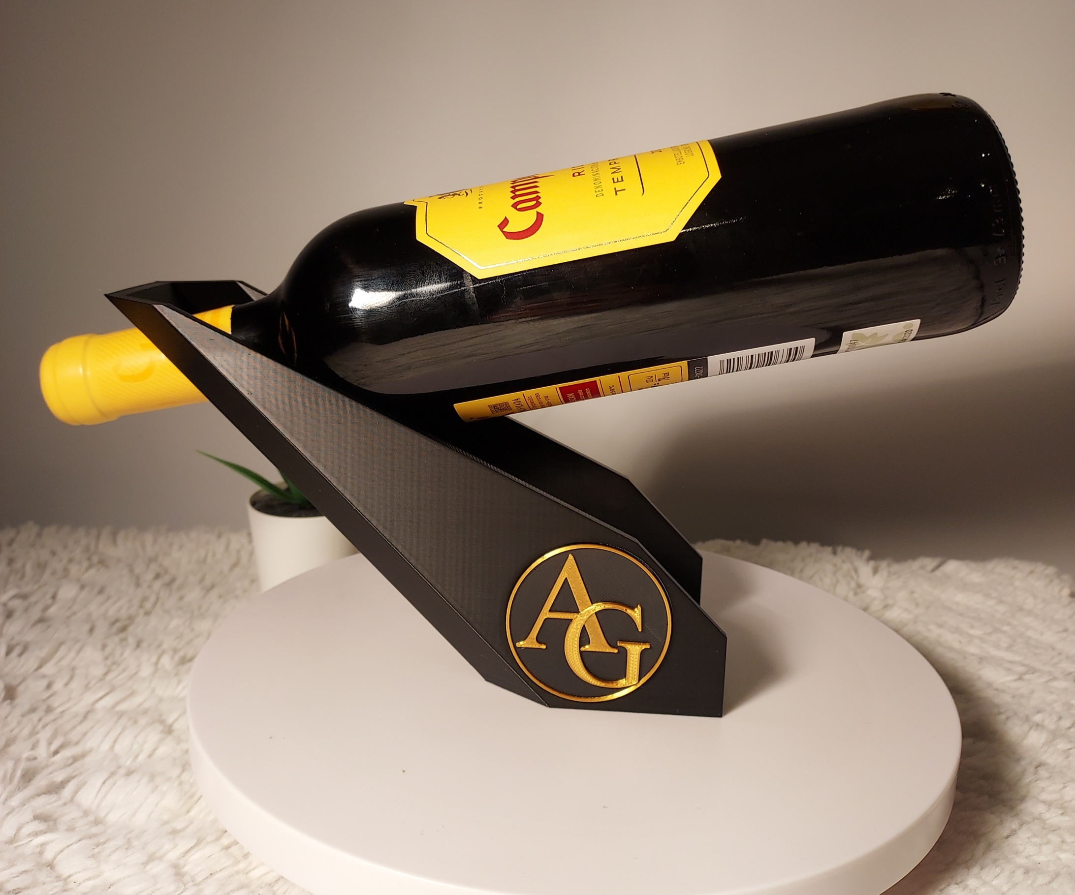 Personalisierter 3D-gedruckter Weinhalter mit Initialen in Gold